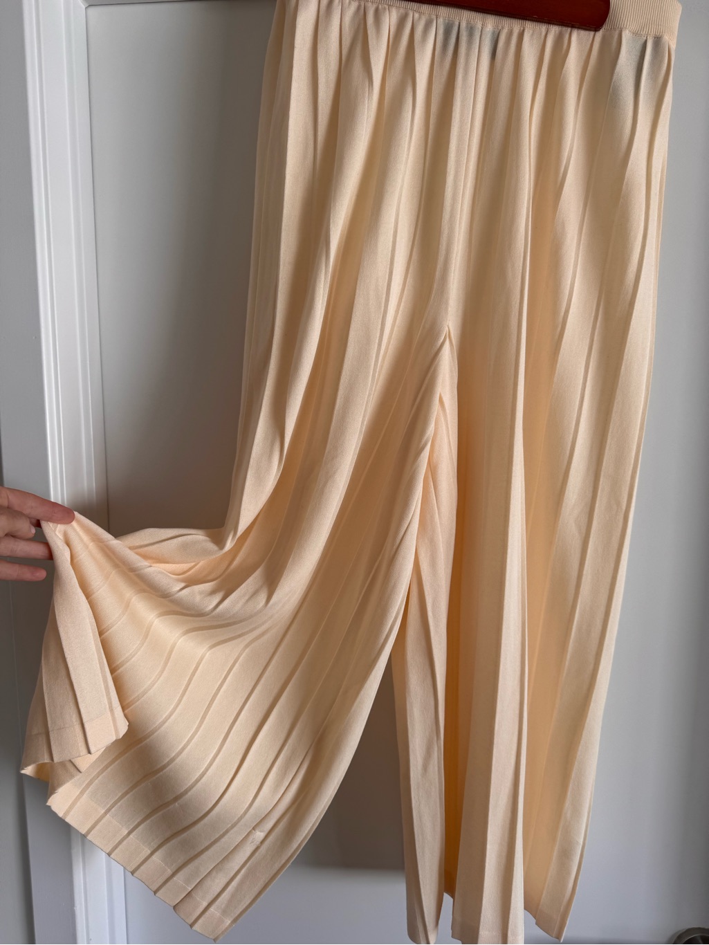 Theory Pleated Wide-Leg Pants In Cream